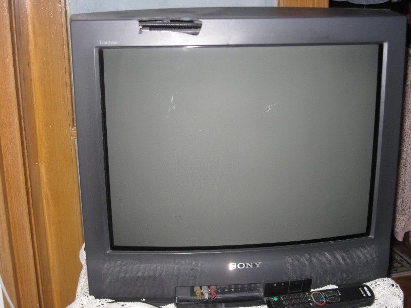 Sony Trinitron Colour Television KV – 25R2R