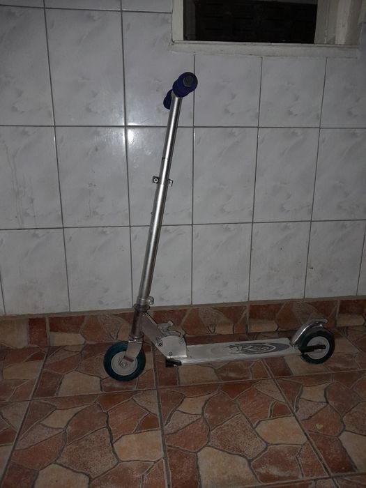 Trotineta reglabila pentru copii