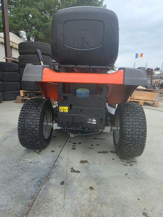 Husqvarna LTH 136 tractoras tuns iarba