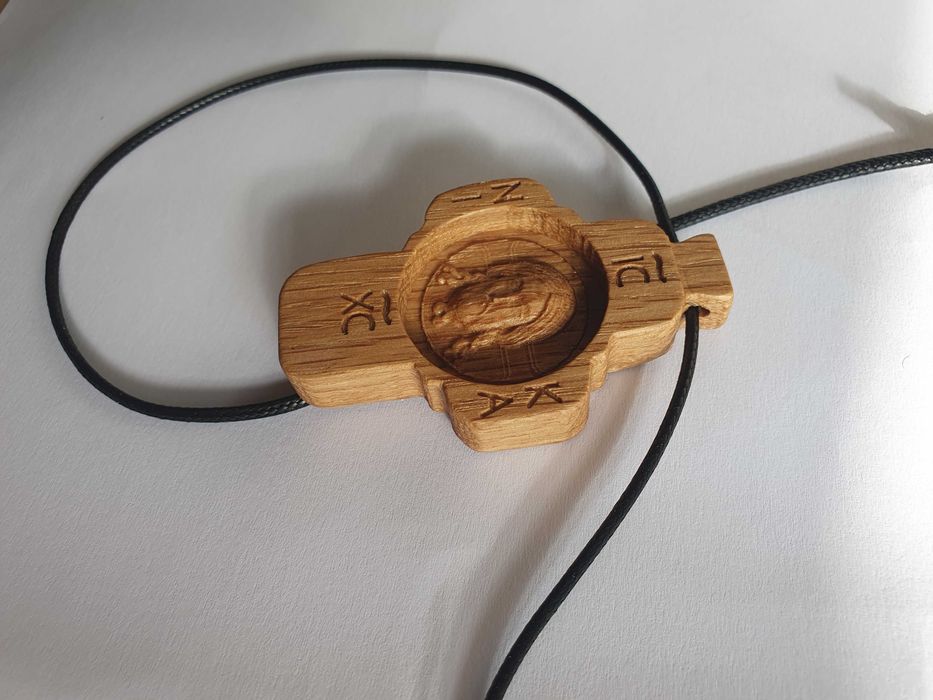 Cruci pectorale sculptate lemn stejar Chipul Mântuitorului Aprox 6x4cm