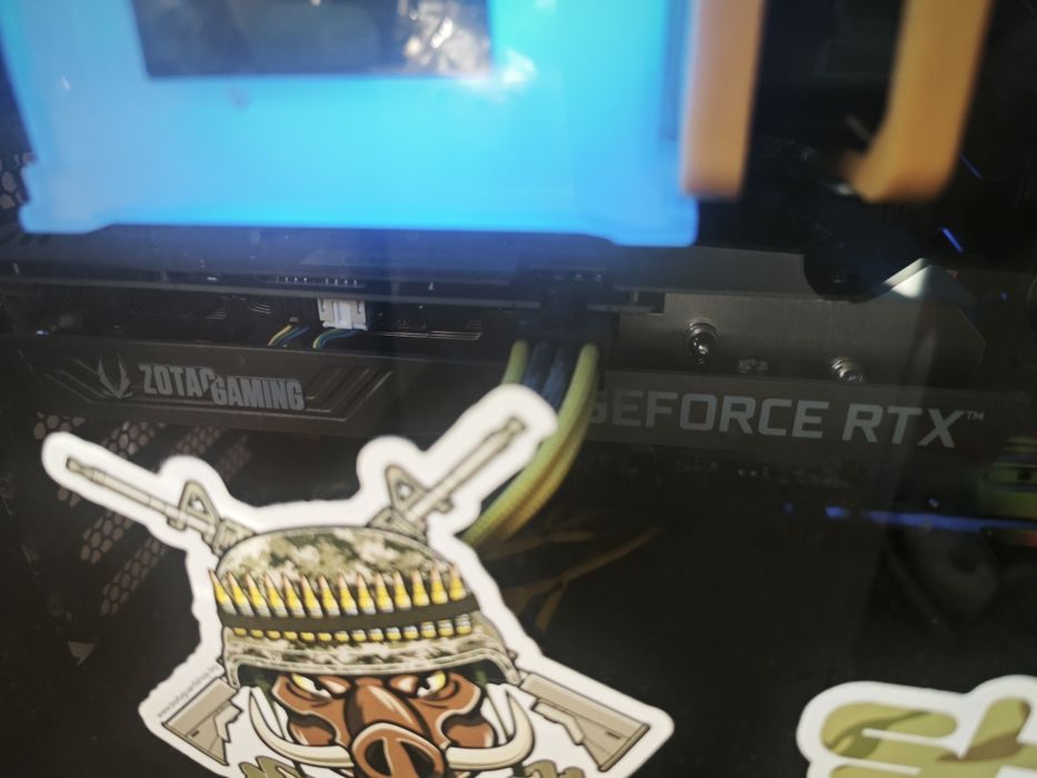 Продавам конфигурация PC+ монитор