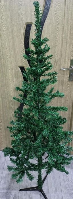 Brad artificial 150 cm

De mici dimensiuni: potrivit spatiilor reduse;