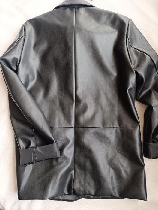 Дамско кожено яке S размер отговаря на М.