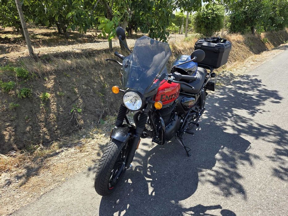 Vând Royal Enfield Hunter 350, model Rebel Red, în stare impecabilă.