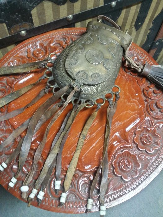 Антикварен бронзов съд.Обзавеждане