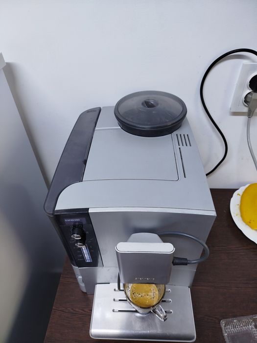 Expresor cu boabe de cafea și cafea măcinată