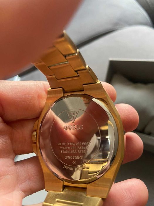 Часовник GUESS ROAR златист