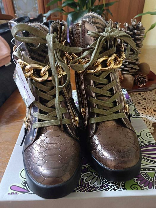 Дамски обувки на платформа