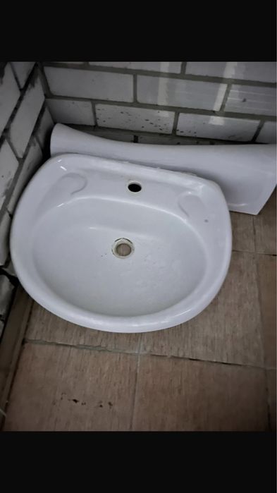 Продам раковину с тумбой