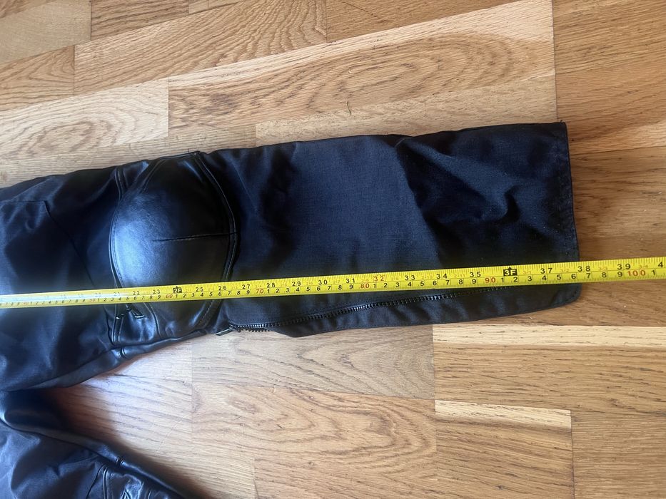Pantaloni moto dama marime S. Sunt din piele si textil. Are protectii la genunchi si solduri. Se vand deoarece sunt mari de sotia me.