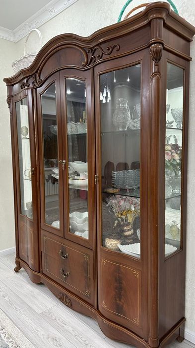 Сервант красный орех