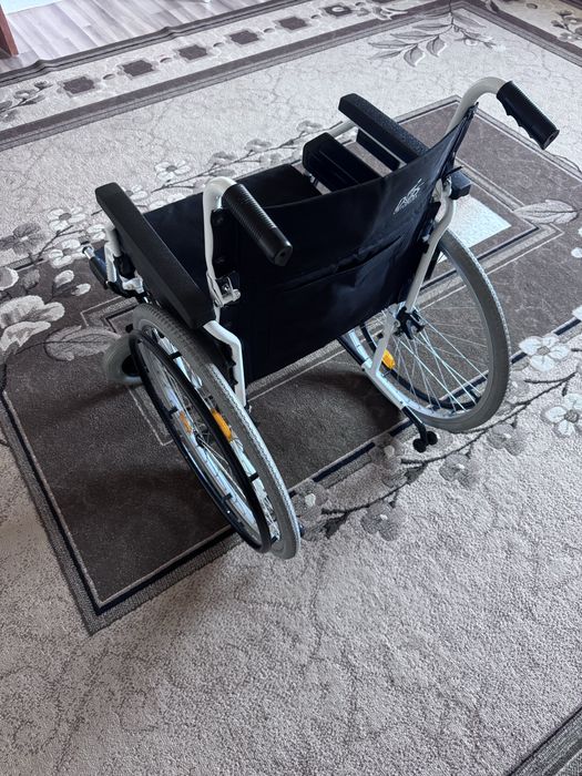 Продам инвалидную коляску