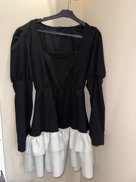 Къса рокля с буфан ръкави