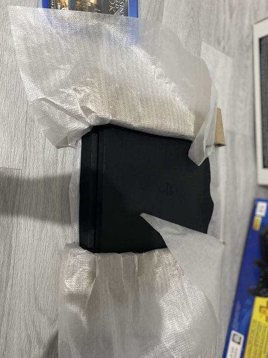 Продам playstation 4 slim 1тб новая