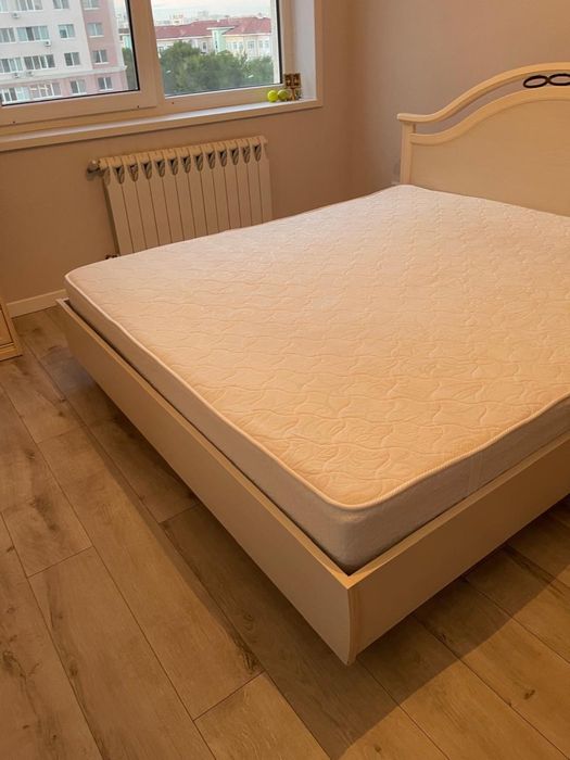 Продам кровать и тумбы