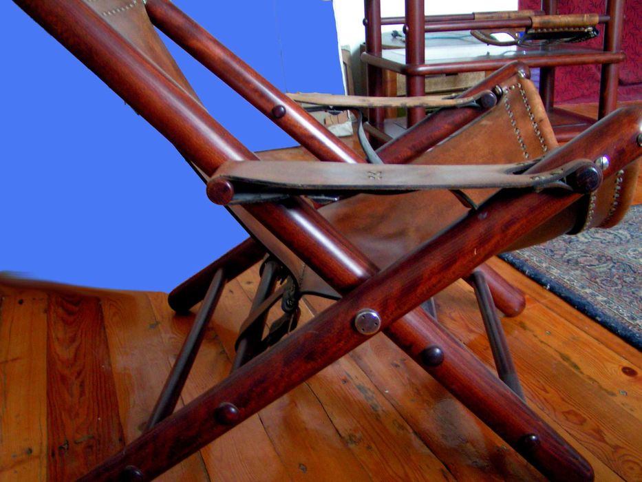 Стильное кресло. Натуральная кожа, дерево.Венгрия.