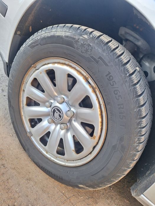 Vand anvelope cu tot cu jante