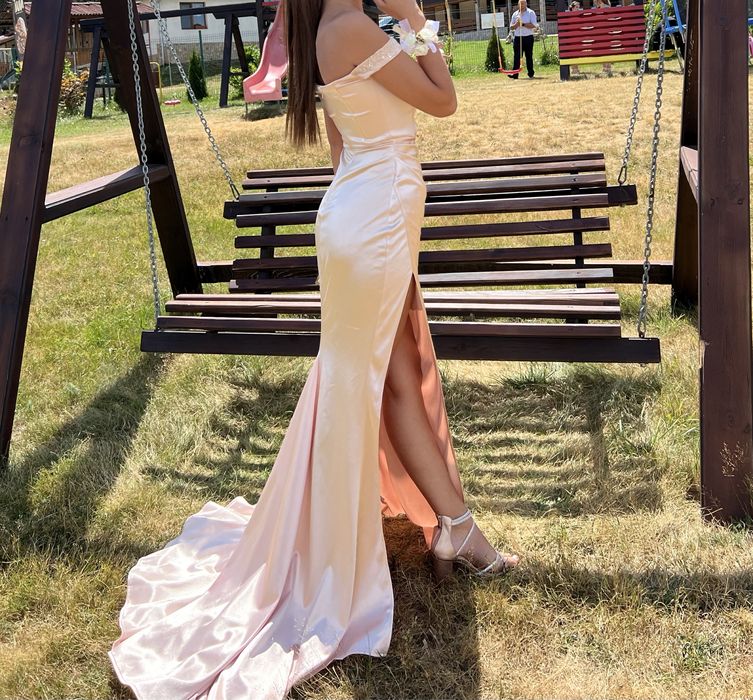 Сатенена дълга рокля