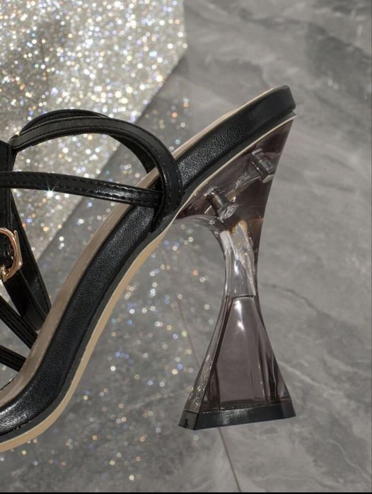 Сандали на висок ток