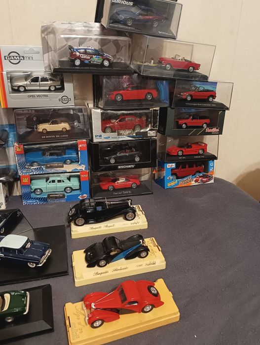 Колекция умалени модели дайкаст diecast