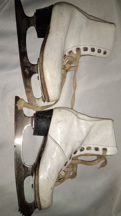 Продаются детские коньки с кожаным ботинком.