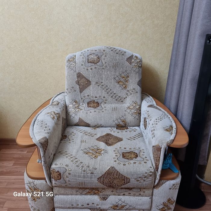 Продам угловой диван с креслом