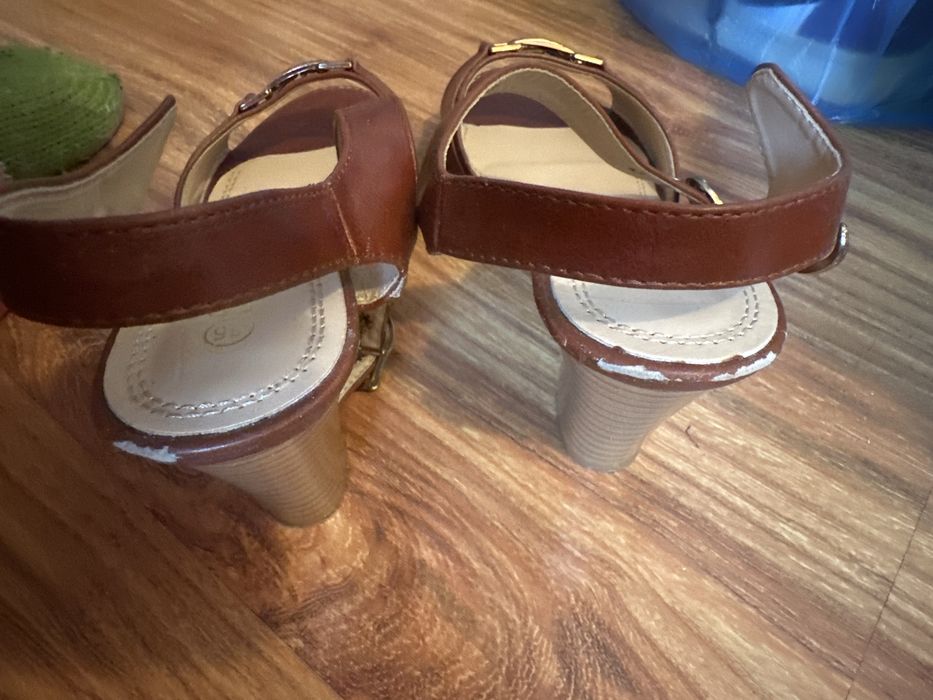 Отдам босоножки размер 35