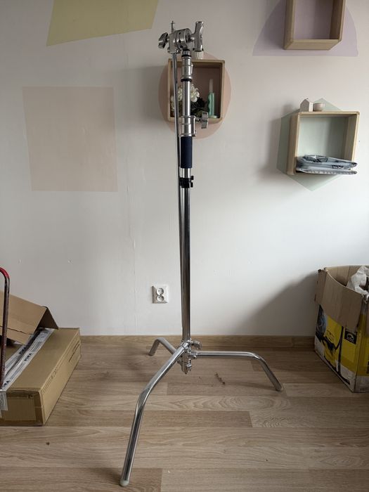 C-stand: stativ lumini