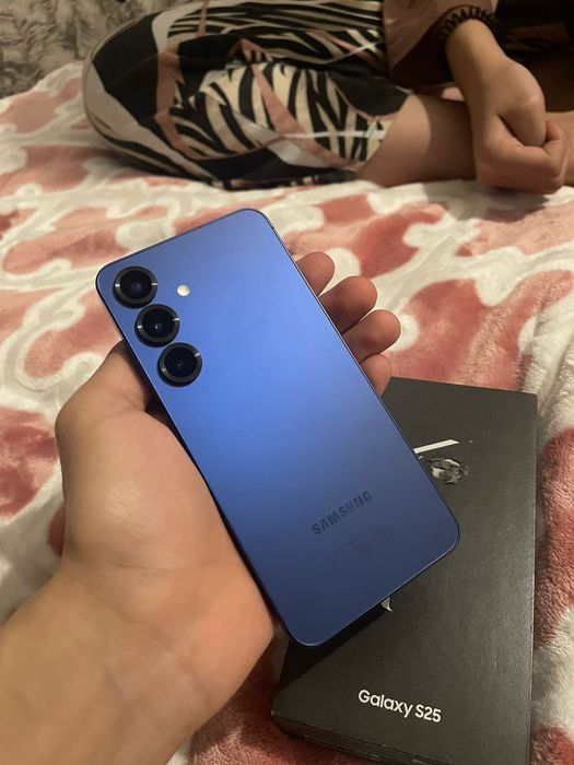 Samsung Galaxy S25 12/128, синий, почти идеал