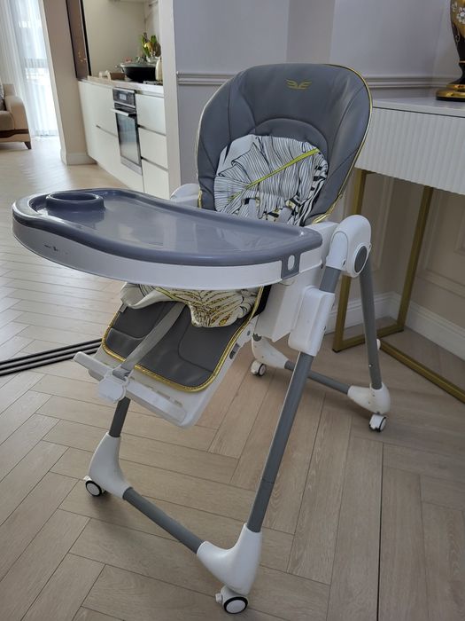 Срочно продам детский стол обеденный...