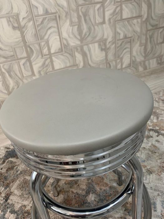 Продаются два барных винтовых стула