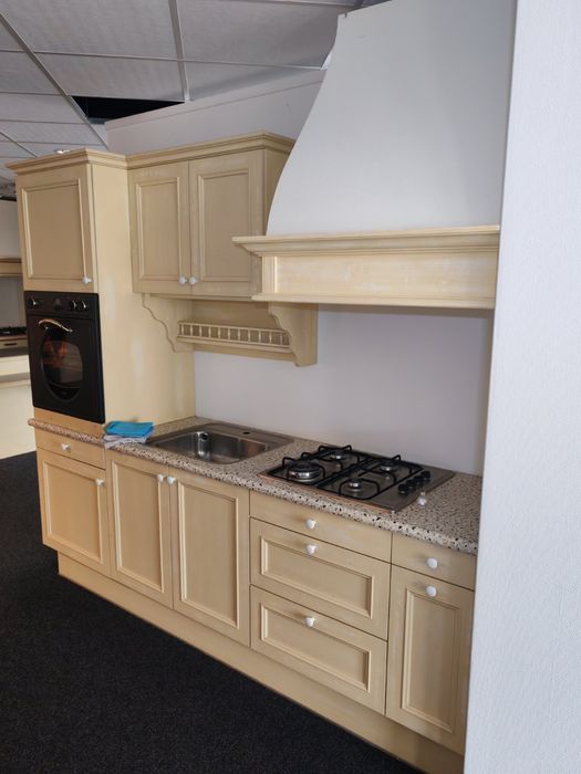 Чисто нова кухня с дървени вратички и уреди