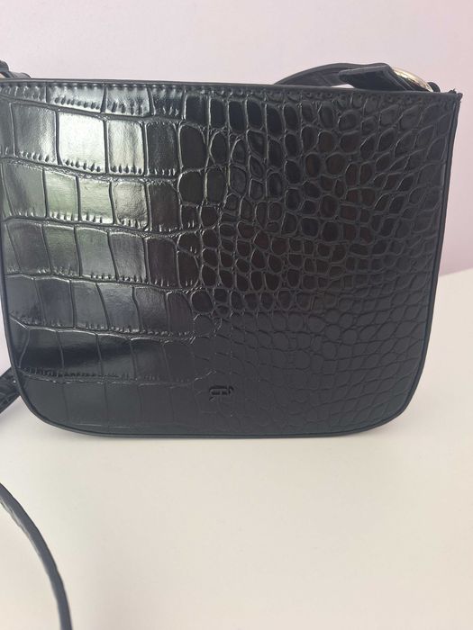 Черна лачена чантичка Pronta