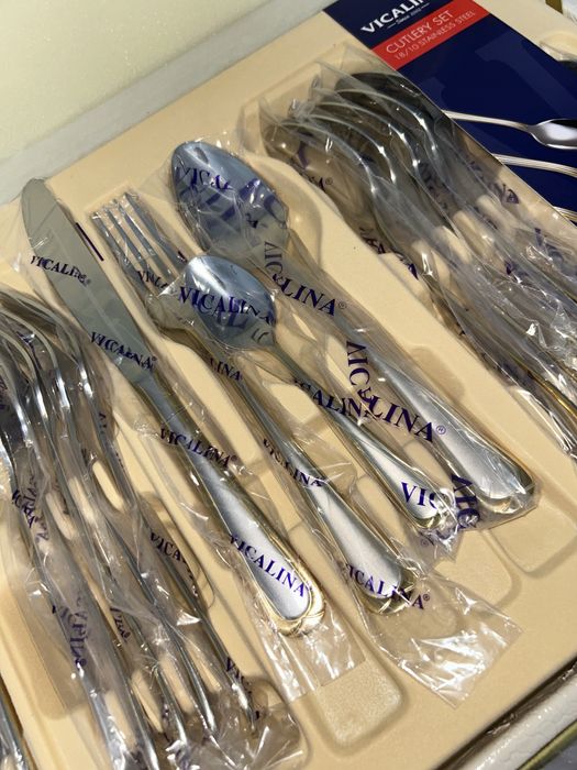 Набор столовых приборов и бокалы