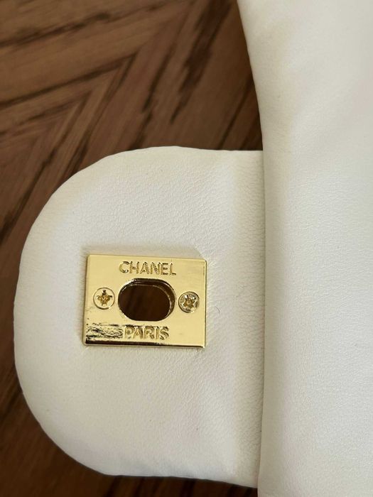 Geantă Chanel elegantă albă, model matlasat, cu lanț auriu