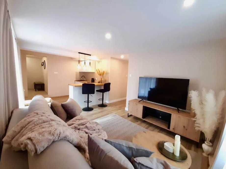 Дава се под наем Двустаен апартамент в Пловдив, Център - 60 кв.м за 285 € - Снимка #2