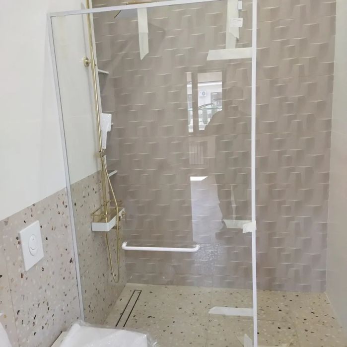 Стеклянные душевые кабинки перегородки