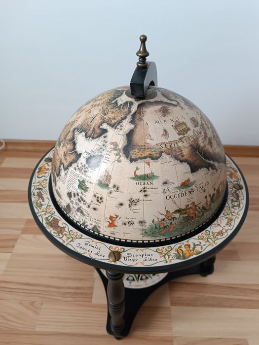 Minibar in forma de glob