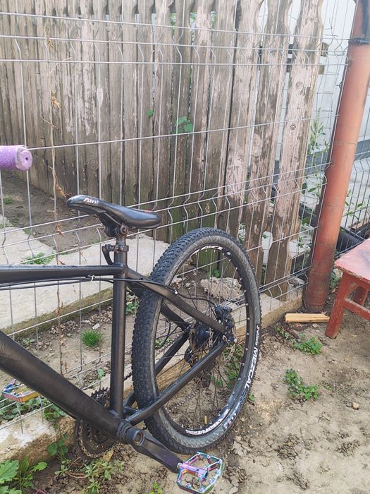 Vând dirt jumper nu știu firma