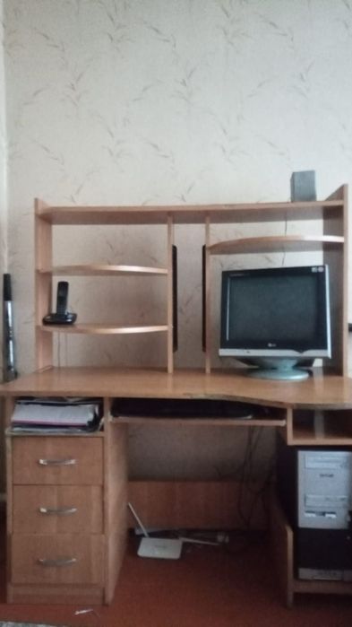 Продам стол компьютерный