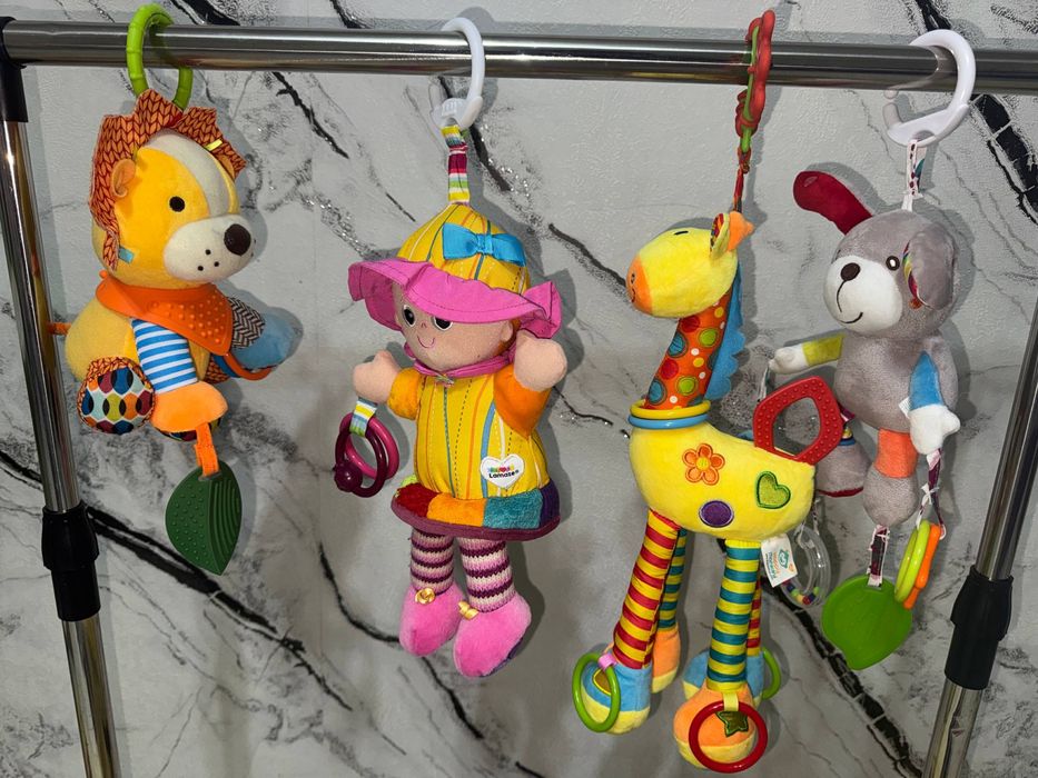 Игрушки на коляску кроватку