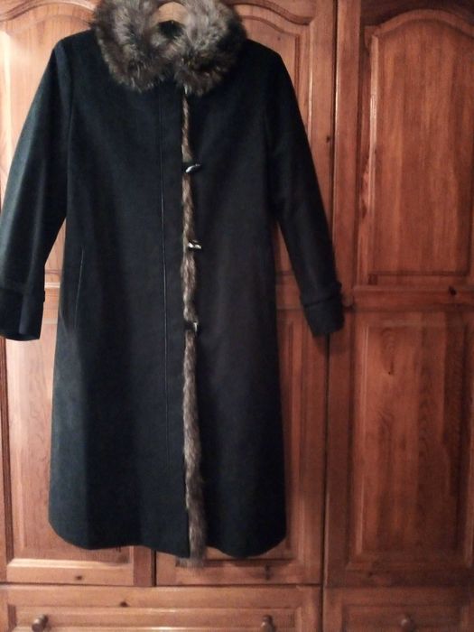 Страхотно немско палто от естествен велур с подплата и яка от енот