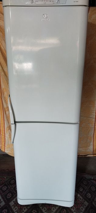 Холодильник "INDESIT"