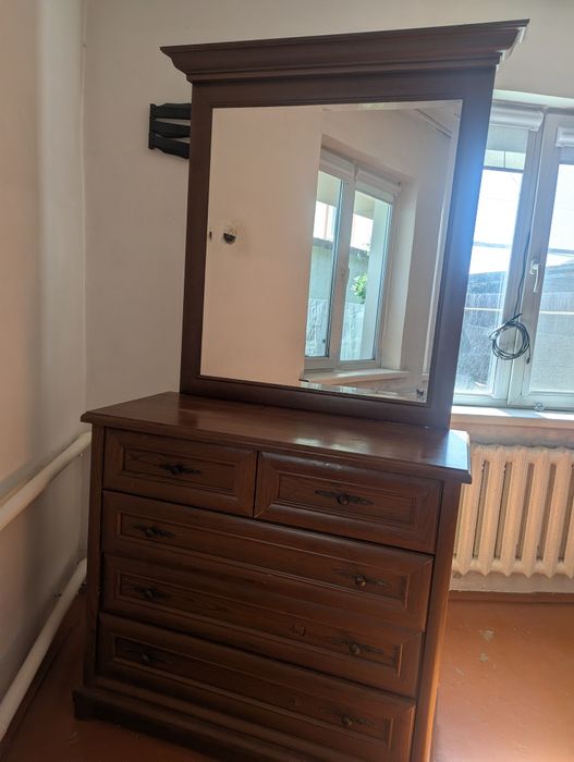 Комод с зеркалом