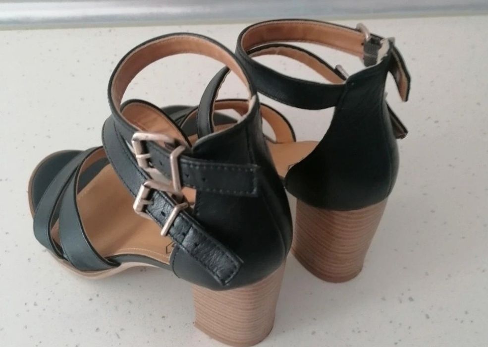 Sandale piele mărimea 35 cu interiorul de 22.5 cm