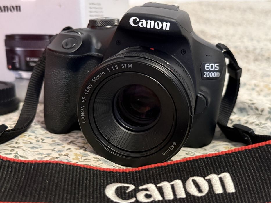 Canon eos 2000d dslr