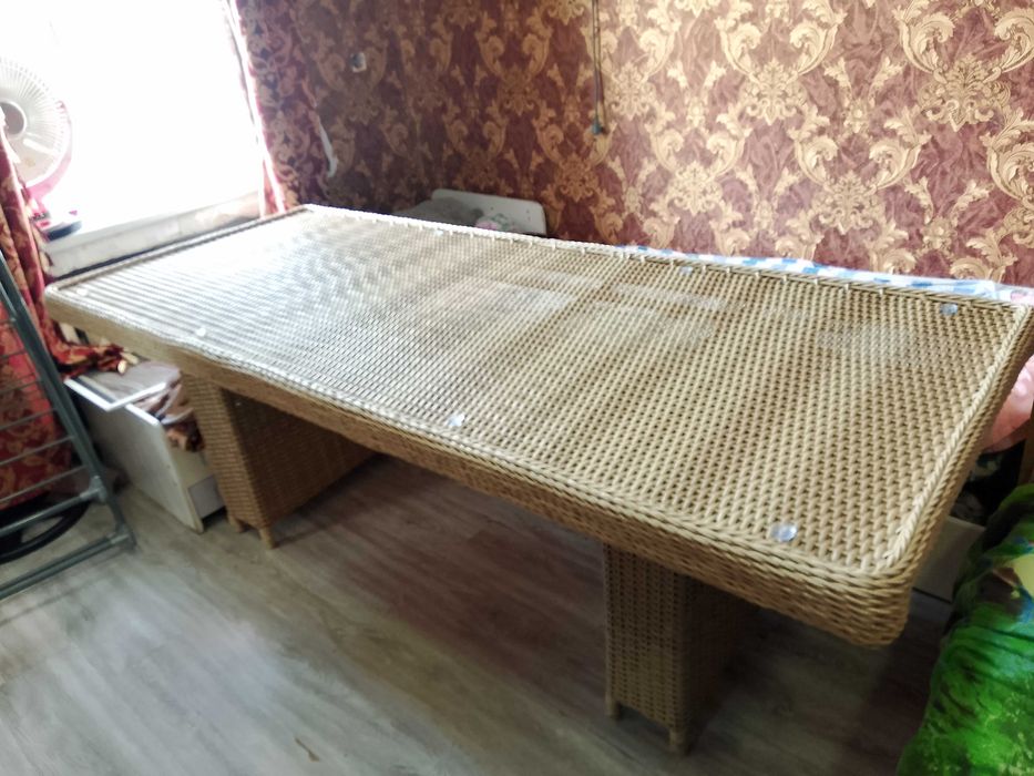 Стол плетенный из ратановой нити