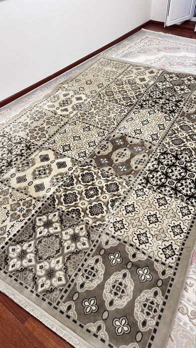 Ковер серый примерно 1,9 на 2,5