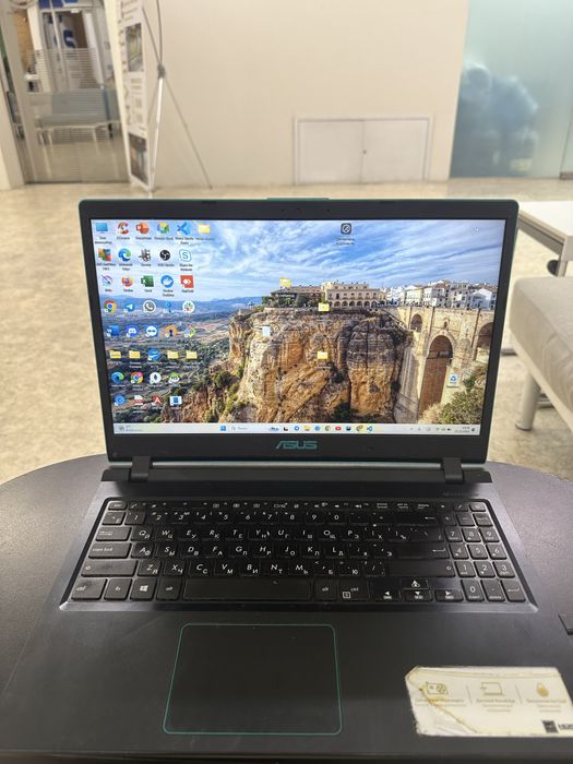 Ноутбук Asus x560UD