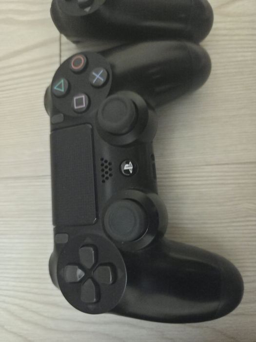 Ps 4 +2 kontrolera+hdmi+zaryadno za kontrolerite